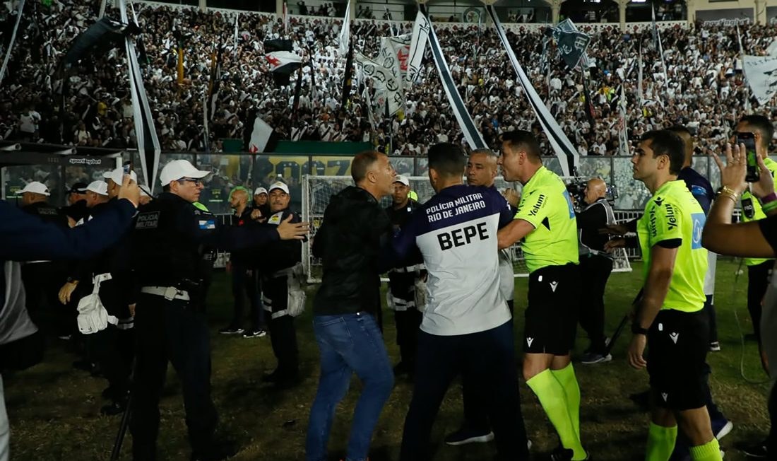 Confusão no intervalo de Vasco 1x0 Vitória leva árbitro a relatar agressões verbais e tentativa de ataque de funcionários