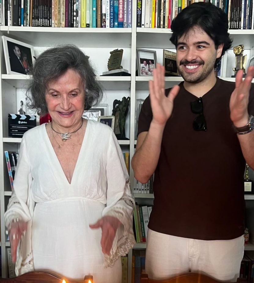 Rosamaria Murtinho comemora 94 anos ao lado do neto Pedro Mendonça, que completa 23