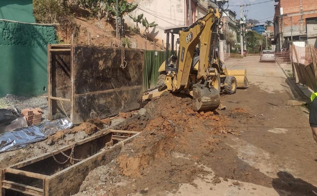 Trabalhador de 33 anos morre após ser atingido por retroescavadeira em obra em Itaquaquecetuba