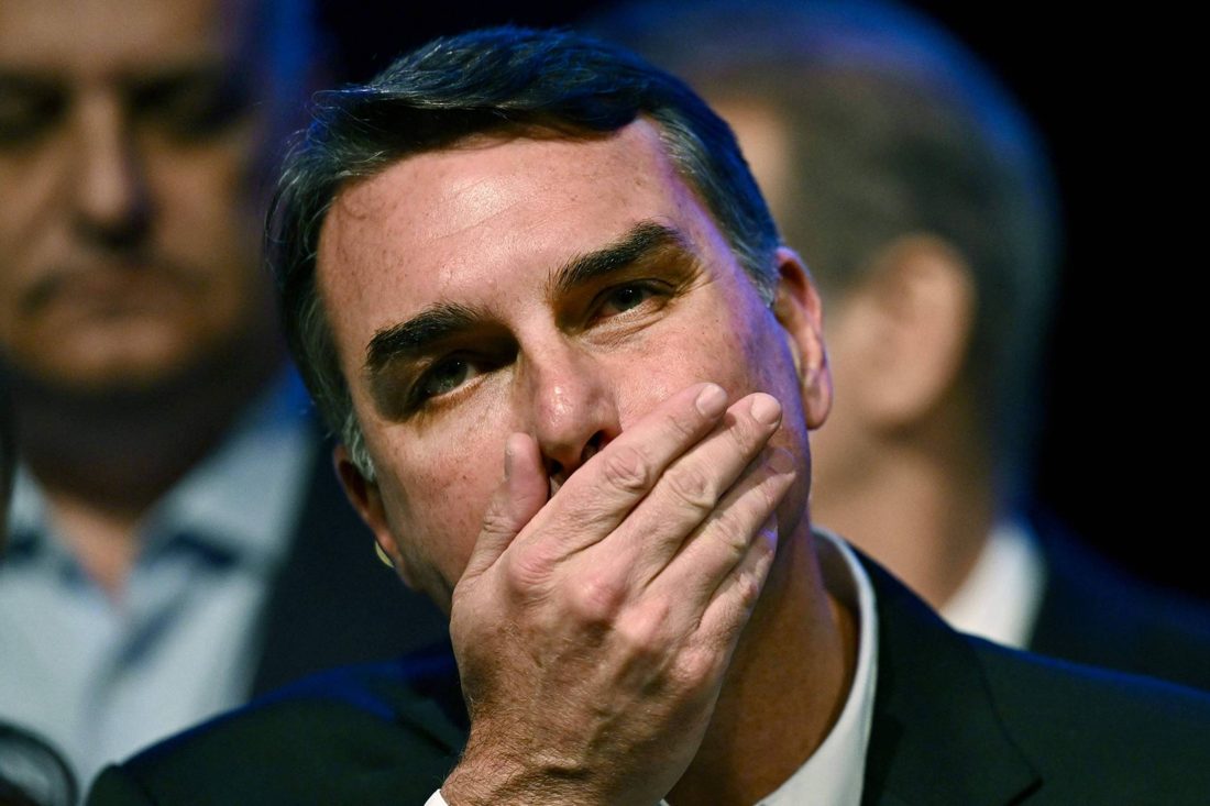 Aliados de Flávio Bolsonaro recebem alerta de fuga para a Argentina e possível trajeto aos EUA