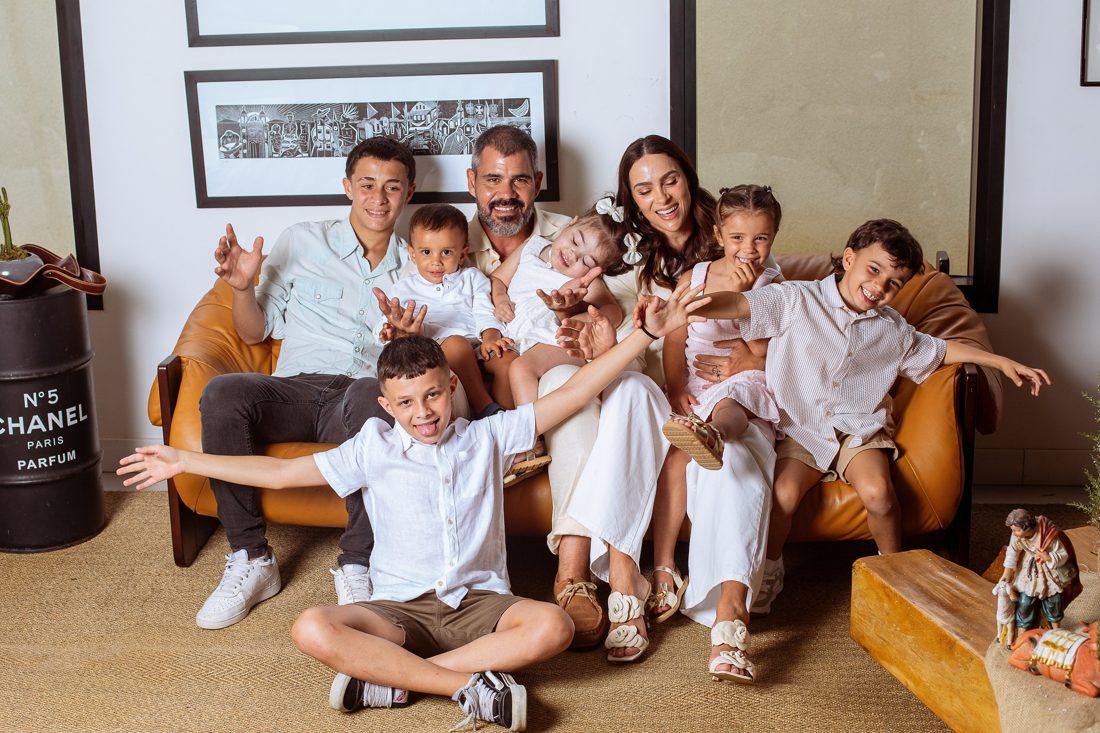 Juliano Cazarré anuncia sétimo filho e abre enquete para escolha do nome