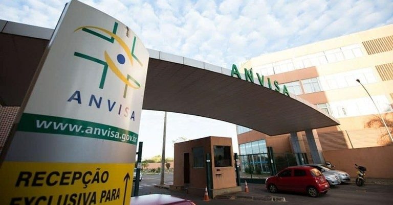 Anvisa proíbe produtos de limpeza de duas marcas e alerta para riscos à saúde