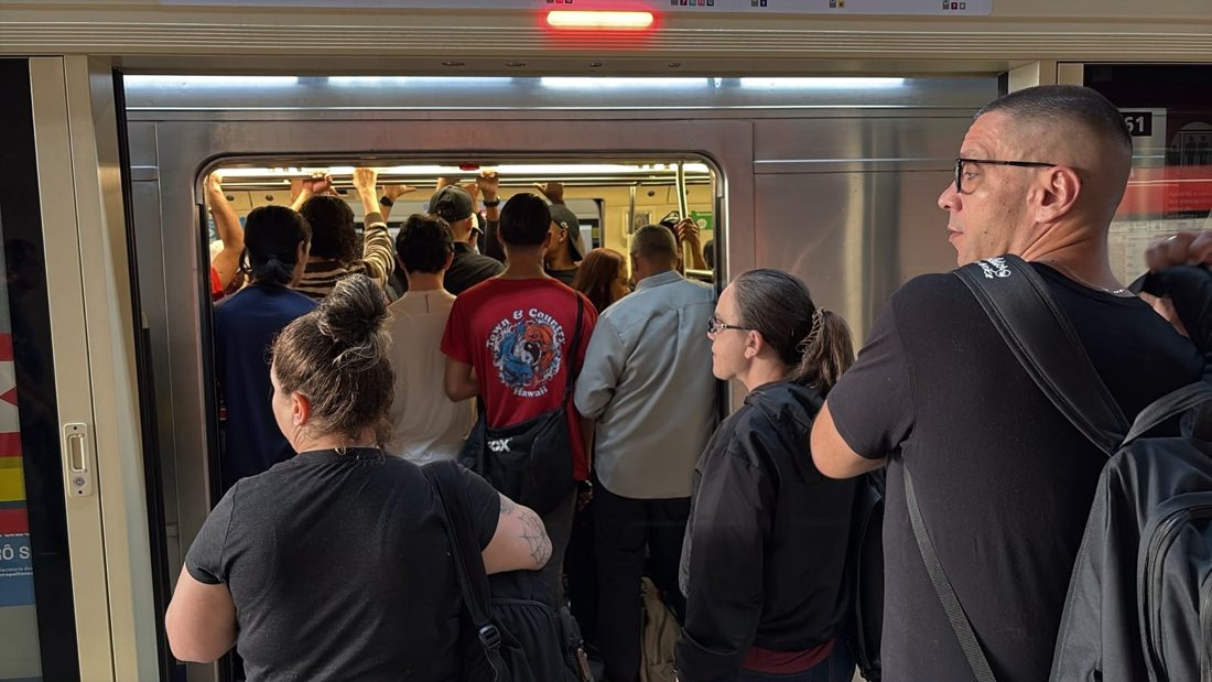 Linha 1-Azul opera com velocidade reduzida e aciona Paese; Linha 5-Lilás registra falha e também mobiliza ônibus gratuito