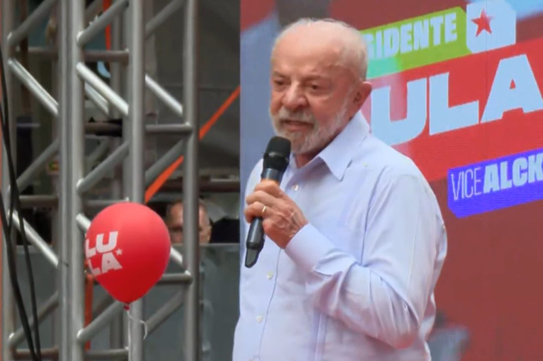 Lula reforça propostas educacionais e recorda prisão em Curitiba durante ato na Boca Maldita
