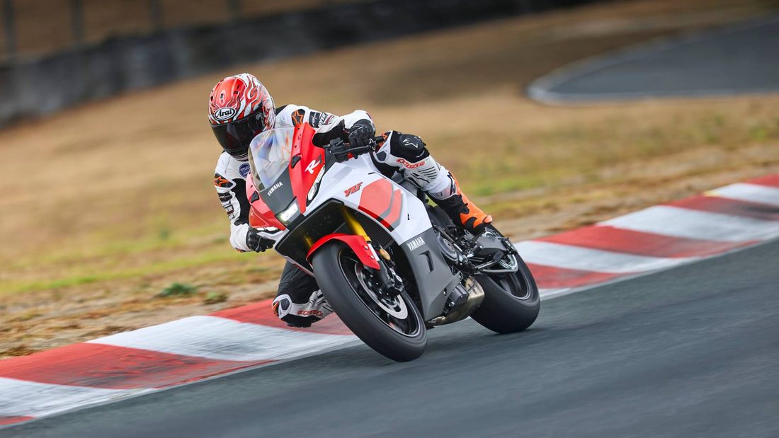 Yamaha YZF-R7 2026 chega ao mercado com melhorias de chassis, eletrônicos avançados e preço de US$ 9.399