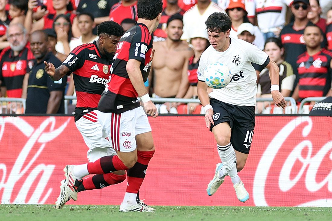 Flamengo vence Botafogo por 3 a 0 no Maracanã, mas o placar não refletiu a dificuldade da partida