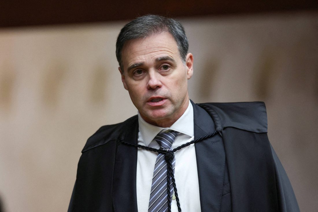 Mendonça conversa com Castro sobre prisão de Cabral; ministro afirma ter agido apenas com base nos autos