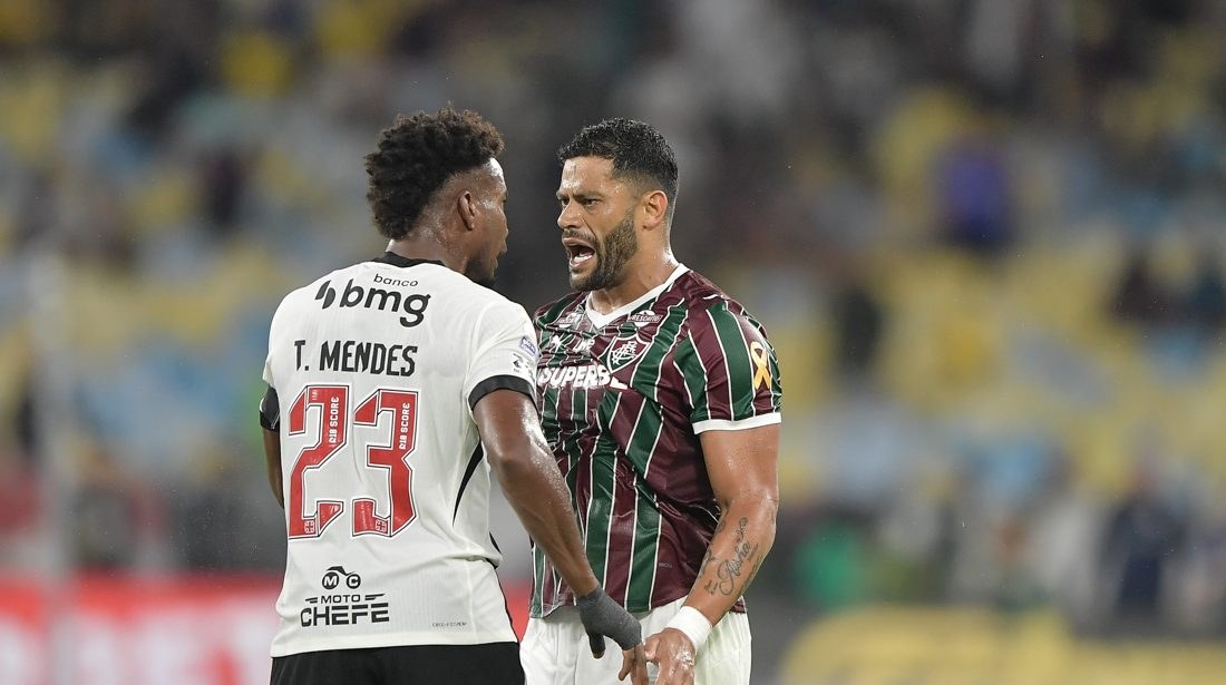 Árbitro faz falta em Canobbio e é duramente criticado por Hulk no clássico Fluminense x Vasco