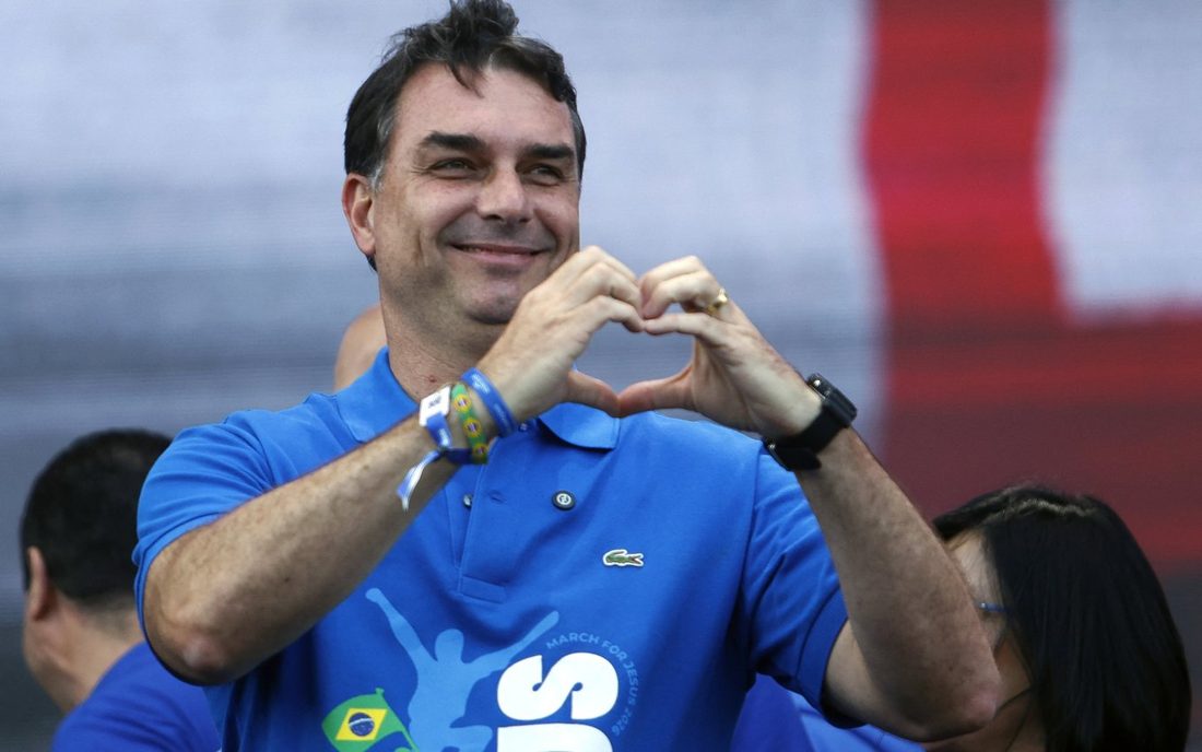 Empresários e Flávio Bolsonaro participam de passeio de lancha no Lago Paranoá durante a crise da Covid-19