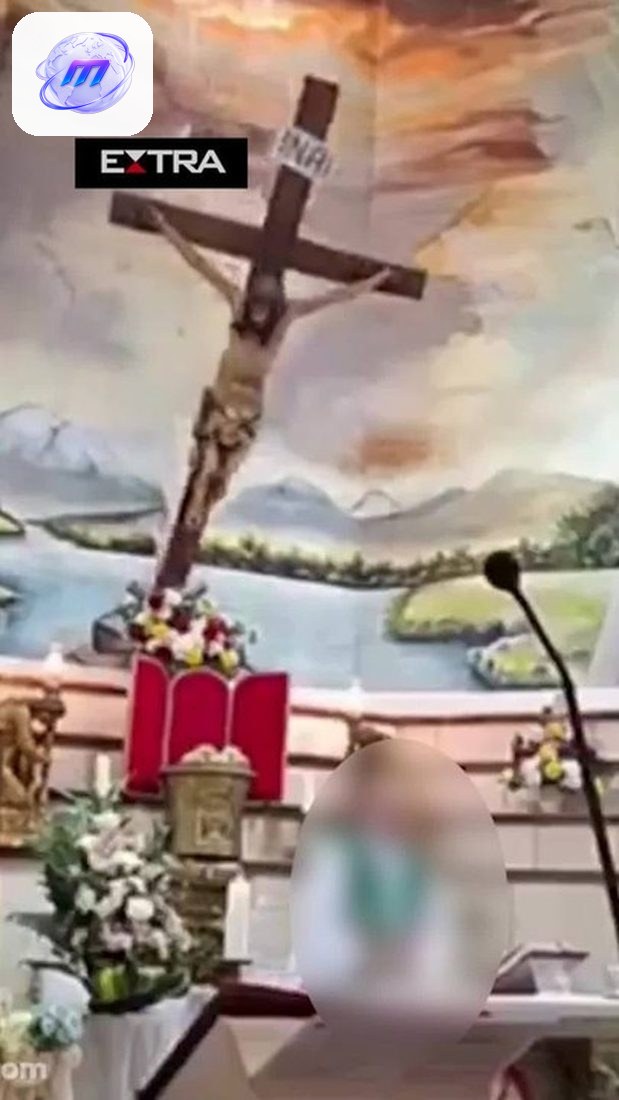 Padre morre atingido por cruz que caiu durante missa transmitida ao vivo no Equador