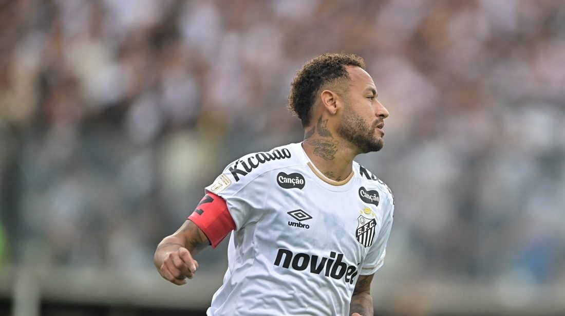 Neymar é forçado a deixar o campo por um minuto devido a nova regra