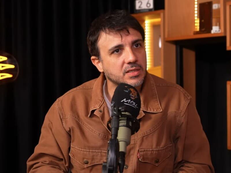 Renan Santos diz ter ouvido de bastidores plano de fuga de Flávio Bolsonaro com ajuda dos EUA; PF verifica suposta passagem pela Argentina