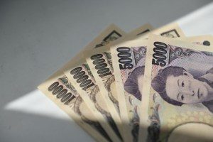 Iene rompe marca de 160 por dólar e ameaça apagar efeito de intervenção histórica
