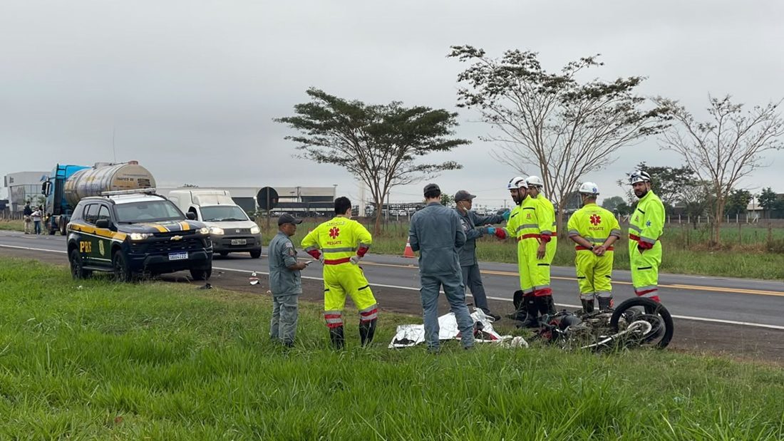 Homem de 41 anos morre ao colidir moto com caminhão-tanque na BR-153, km 50, em São José do Rio Preto