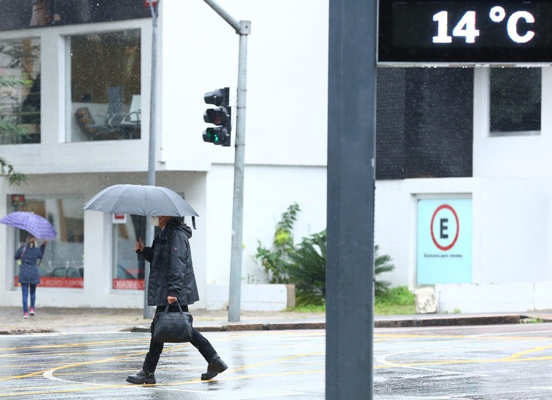 Frente fria traz chuvas ao Sudeste e intensifica frio no Sul; veja a previsão detalhada