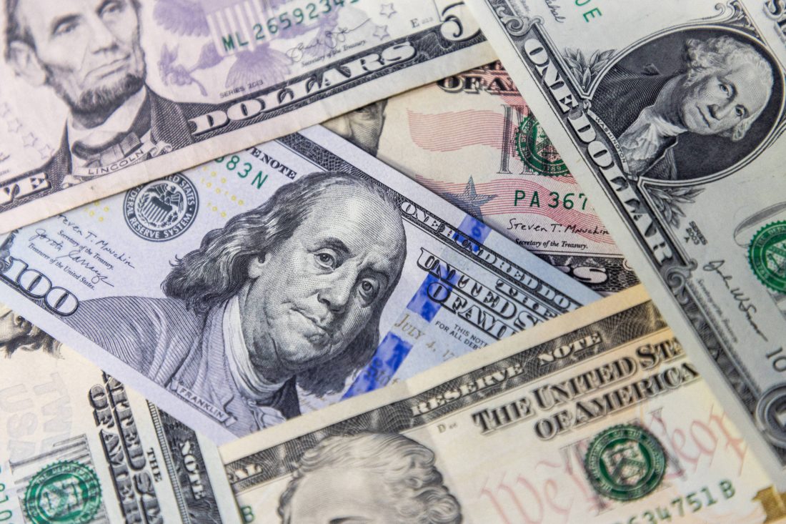 Dólar abre em alta impulsionado por mercado de trabalho robusto nos EUA e atenção ao cenário eleitoral