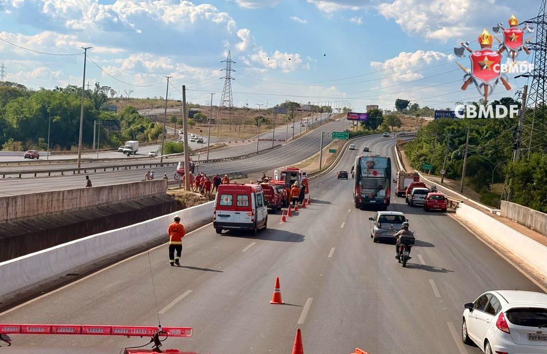 Pai e filho são lançados ao Lago Paranoá após moto colidir com mureta da Ponte do Bragueto