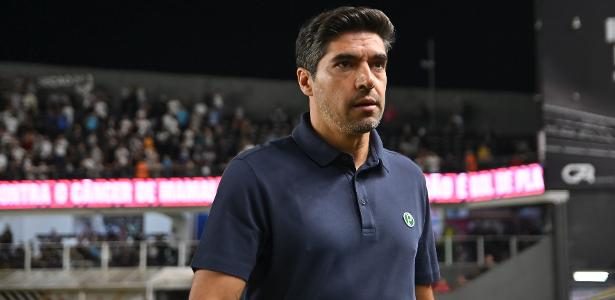 Abel Ferreira critica gramado da Vila Belmiro e pede reflexão sobre futebol brasileiro após empate do Palmeiras com o Santos