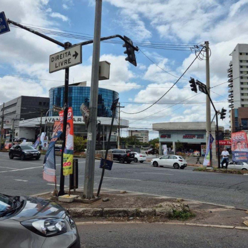 Motorista de viatura da PM erra percurso e colide com carro de luxo na Raja Gabaglia