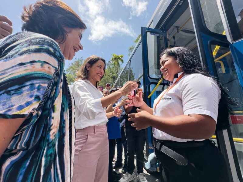 Raquel Lyra entrega 50 ônibus climatizados e diz que frota de elétricos segue em processo de compra