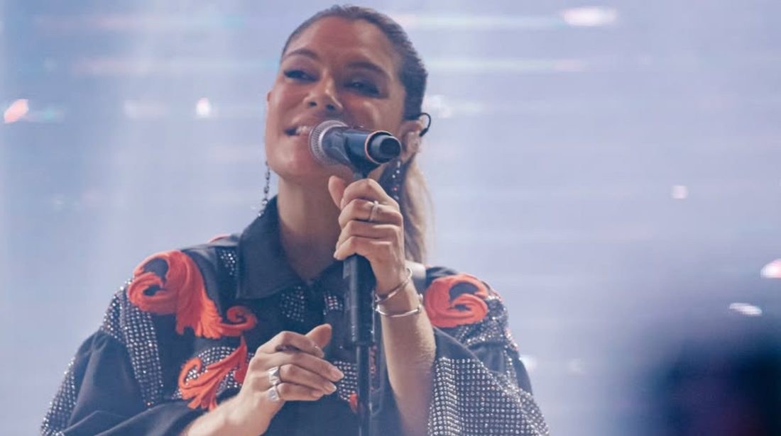 Lara Menezes fala sobre carreira solo e a importância de inspirar jovens cantoras