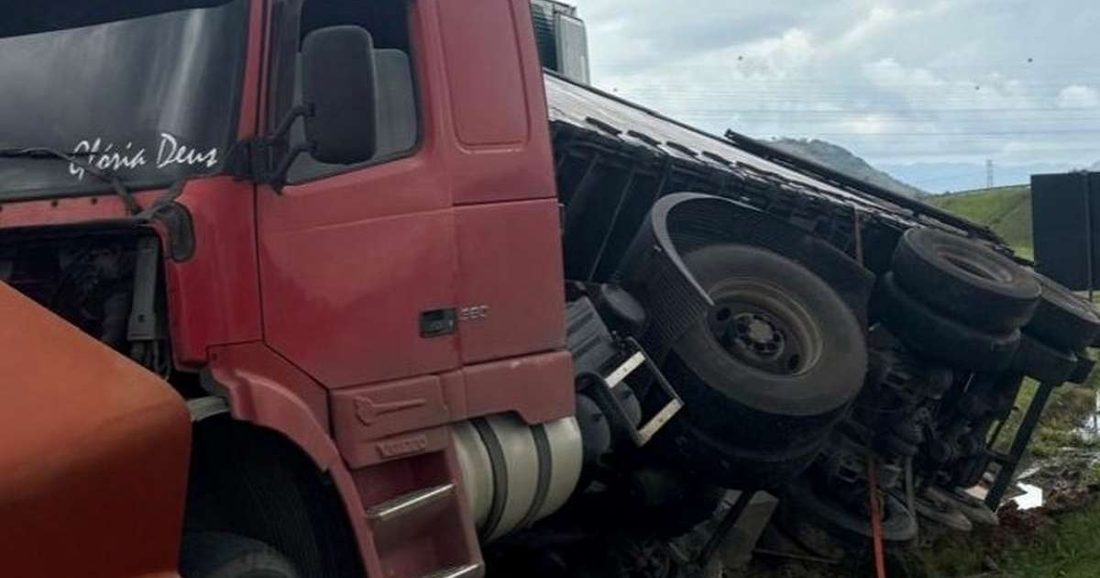 Caminhoneiro de Barra Mansa luta para voltar à estrada após acidente que destruiu seu caminhão