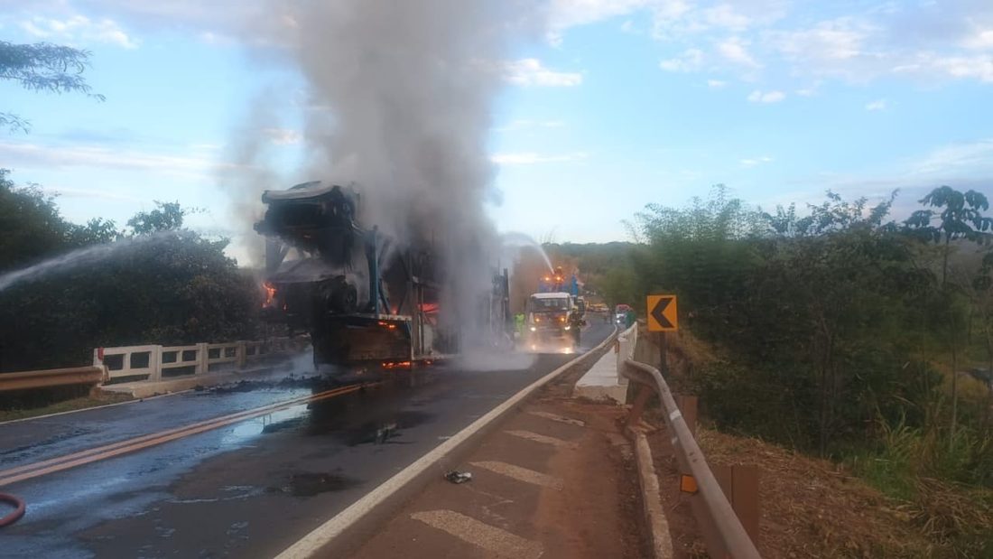 Incendio em Carreta-Cegonha Carregada com Veiculos Eletricos na BR-364