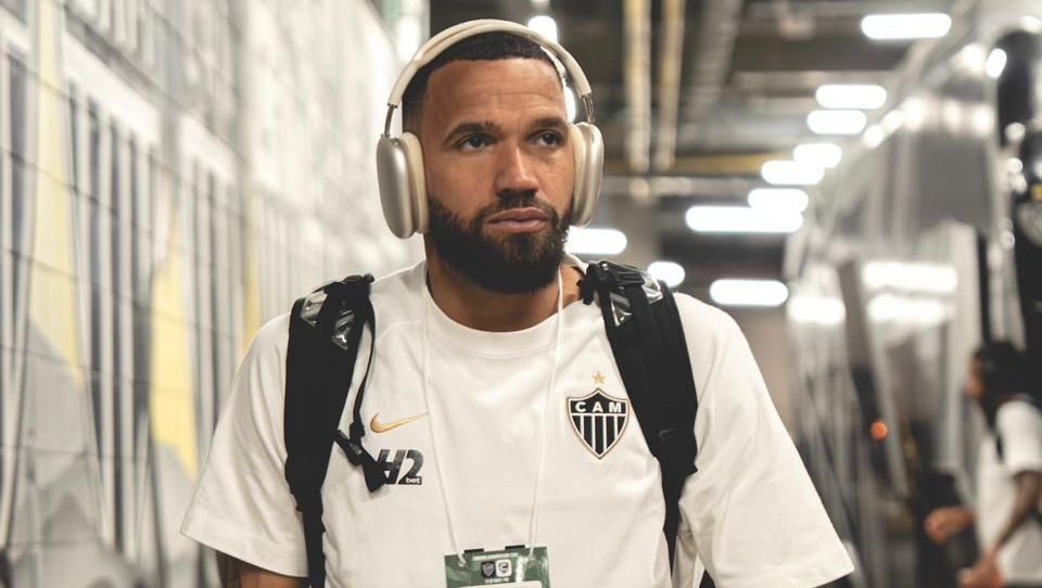 Everson tem lesão no pé esquerdo e fica em dúvida para o clássico contra o Cruzeiro; Gabriel Delfim pode assumir a meta
