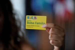 Bolsa Família: impacto do reajuste será de R$ 5,8 bi em 2026 e R$ 22,7 bi em 27 e 28