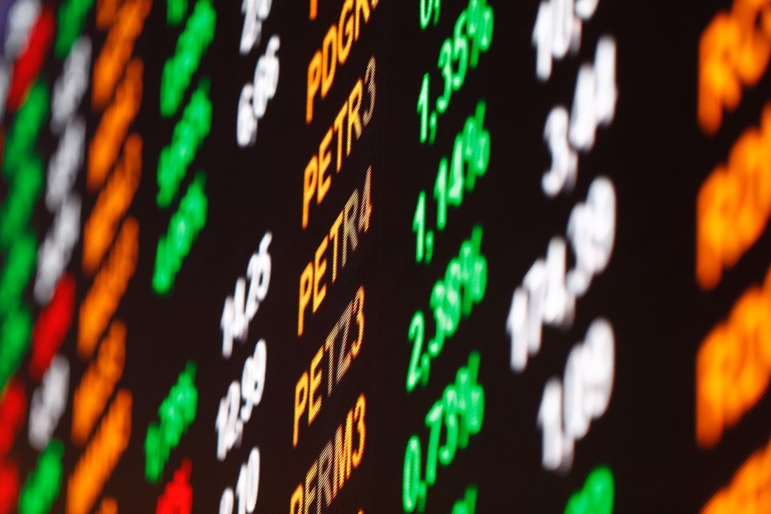 Ibovespa atinge maior nível desde maio em meio a eleições e desaceleração do PIB; juros e dólar recuam