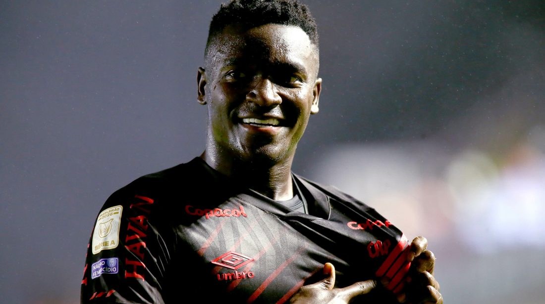 Athletico encaminha renovação de contrato com Kevin Viveros, artilheiro do Brasileirão
