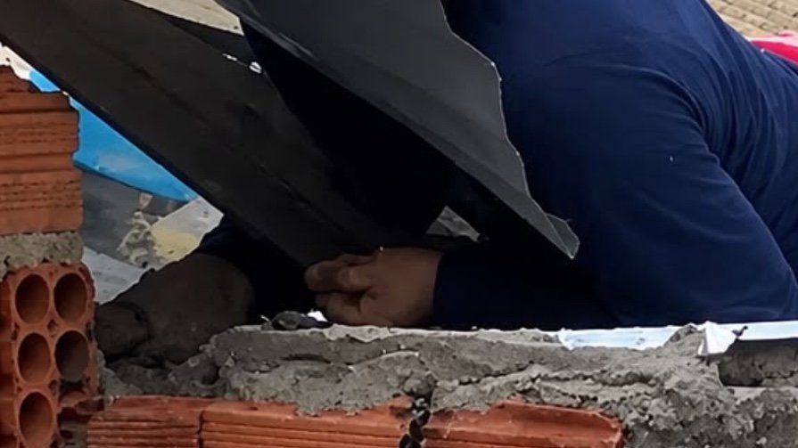 Trabalhador morre após sofrer descarga elétrica em telhado no bairro Santa Etelvina, Amazonas
