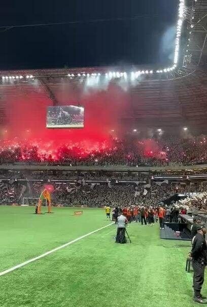 Torcida do Atlético-MG usa sinalizadores na Arena MRV antes de clássico