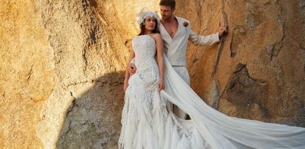 Juliette se casa na Paraíba com vestido de noiva feito com crochês da avó