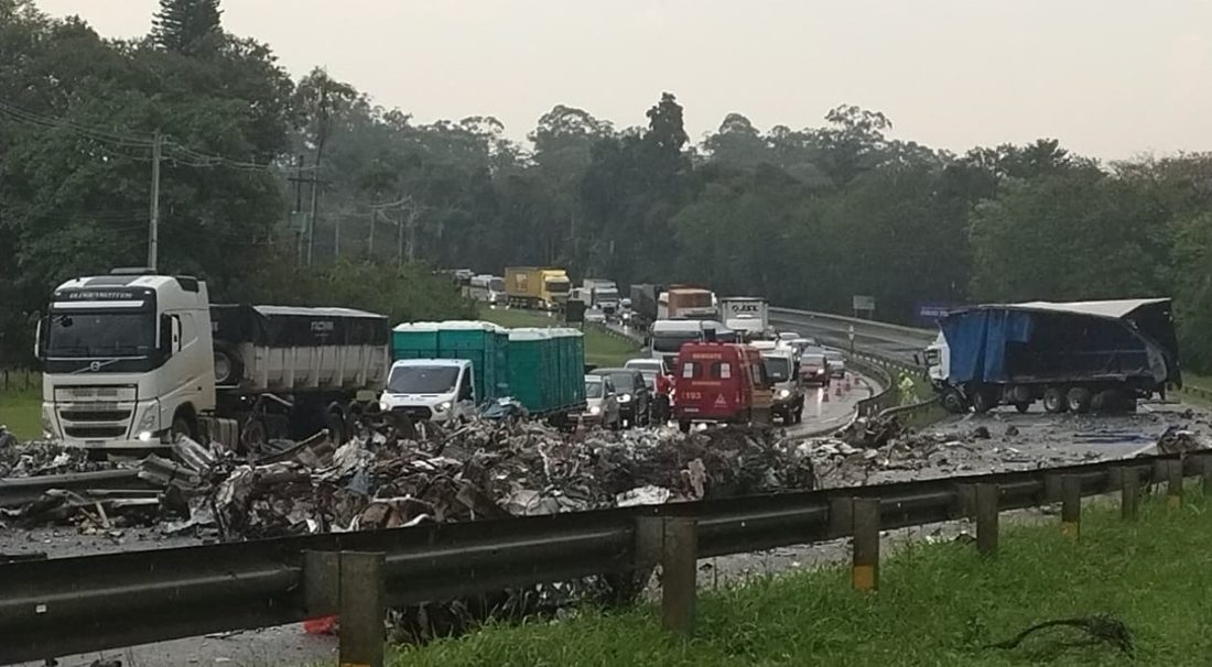 Acidente na Rodovia Raposo Tavares deixa um morto e interdita pista em Araçoiaba da Serra