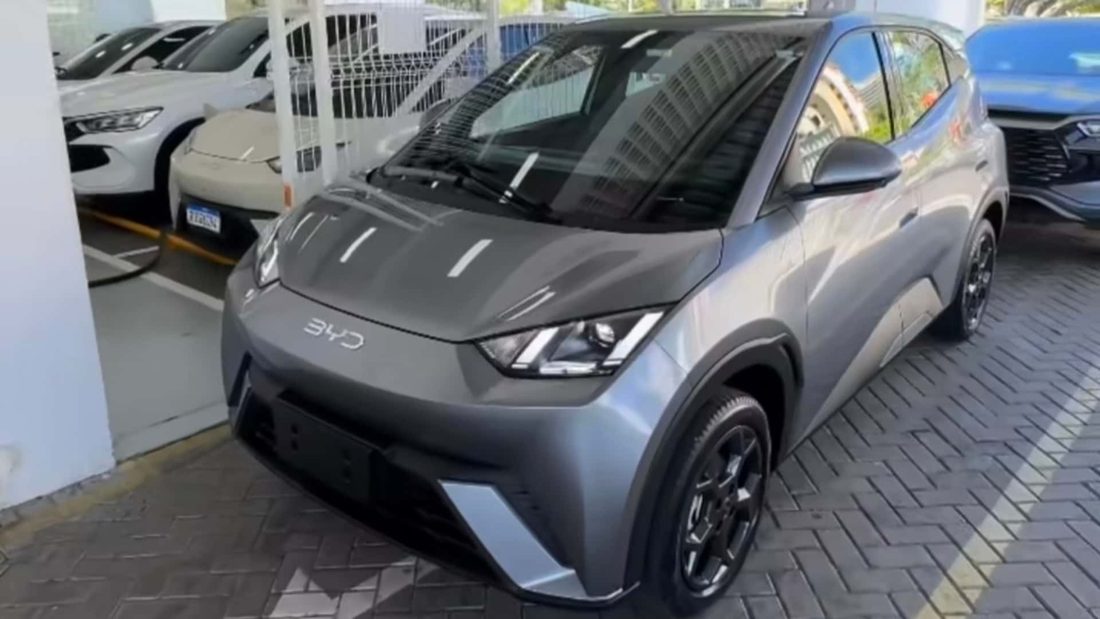 BYD lança Dolphin Mini 2027 com versão GS de R$ 119 mil, nova cor cinza e pneus Pirelli