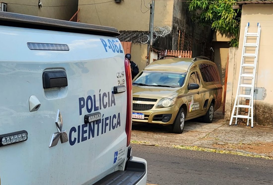 Marido se apresenta à polícia após mãe encontrar filha morta no sofá em Campo Grande