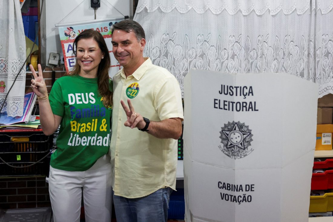 Flávio Bolsonaro avança ao segundo turno da eleição presidencial de 2026 enquanto permanece sob investigação da PF