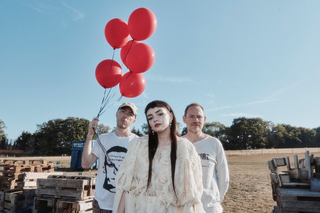 Chvrches anuncia primeiro álbum em seis anos, All The King's Men, e turnê pelos EUA e Europa em 2027