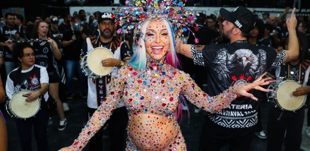 Sabrina Sato desfila de barrigona com look de pedrarias nos ensaios da Gaviões da Fiel