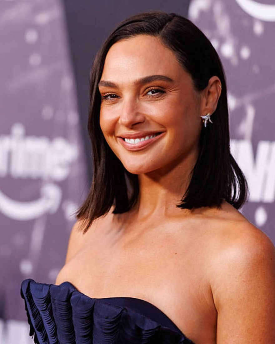 Gal Gadot brilha no tapete vermelho de The Runner com vestido de pétalas e joias Tiffany & Co.
