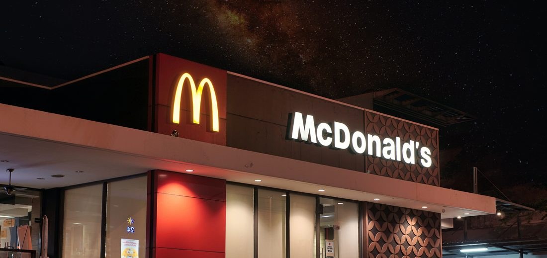 McDonald’s adota IA para sugerir preços e pressiona franqueados com metas de lucro