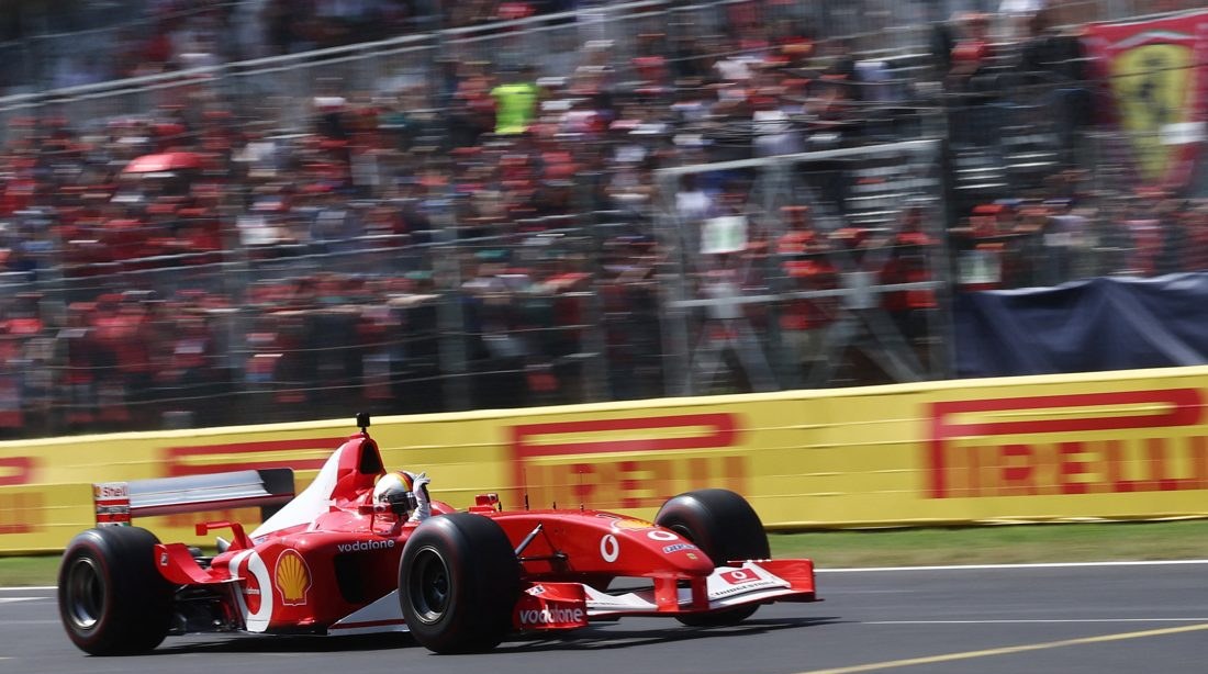 Vettel dirige Ferrari F2002 de Schumacher antes do GP da Itália