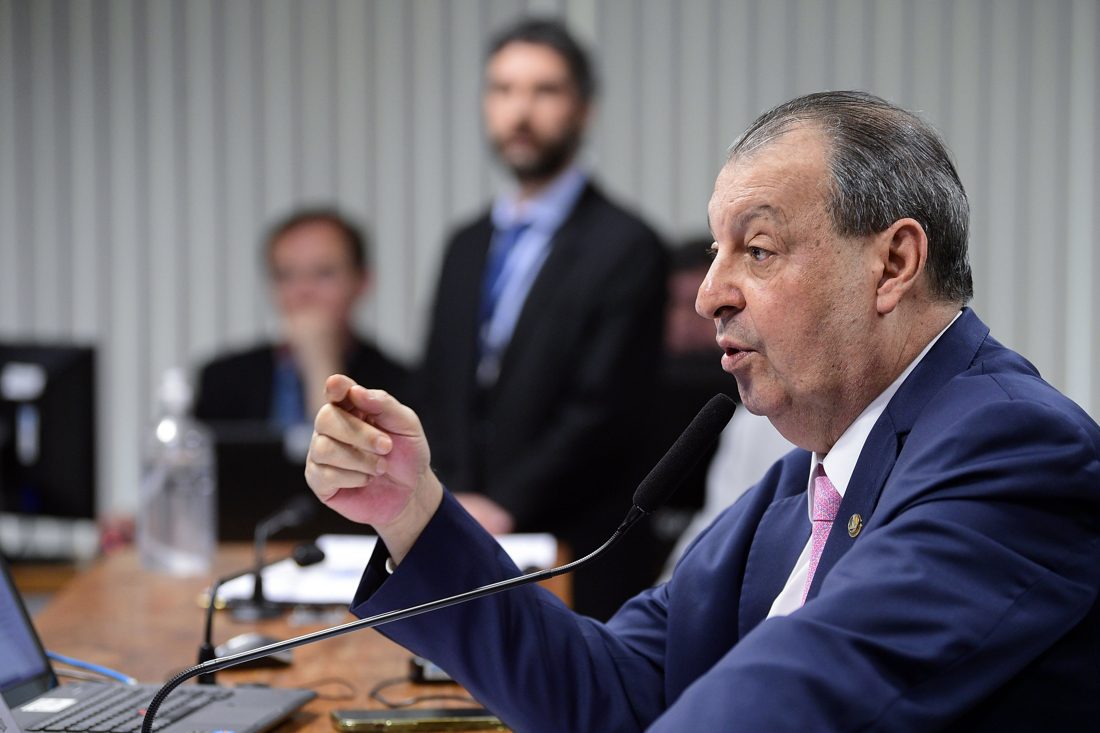 Senador Omar Aziz mantém texto da Câmara no relatório da PEC 6x1 para acelerar votação no Senado