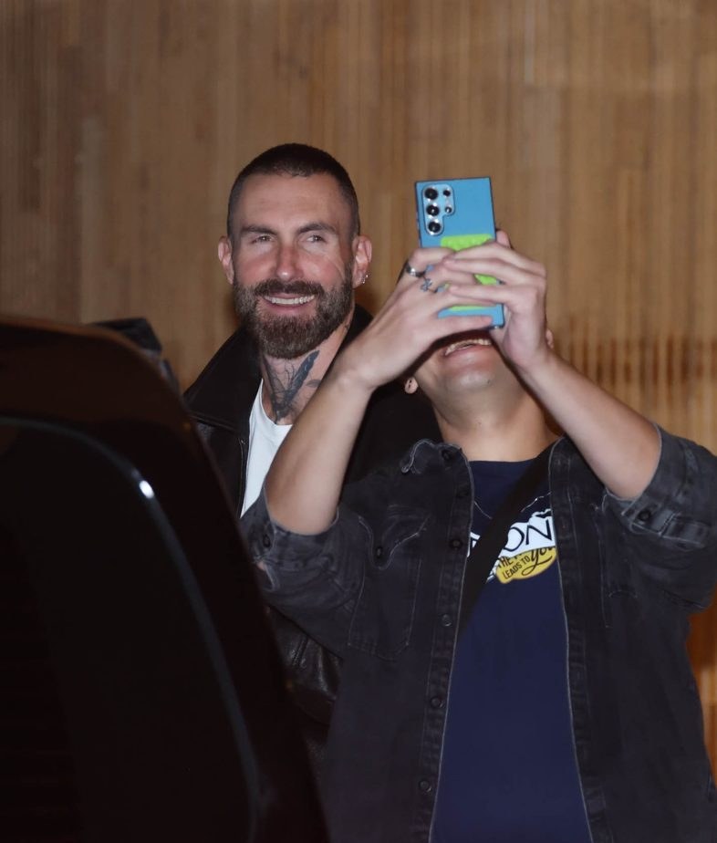 Adam Levine e Maroon 5 atendem fãs na porta de hotel em São Paulo antes de show no Rock in Rio