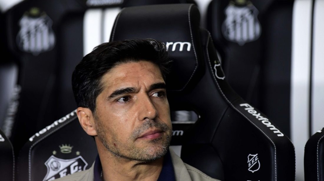 Abel Ferreira afirma que Palmeiras não priorizará torneios e responde a denúncia por chute de microfone