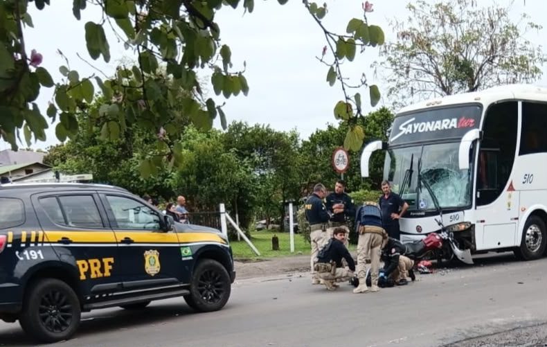Motociclista foge de blitz da PRF e colide com ônibus em Santa Cruz, causando acidente e trânsito lento