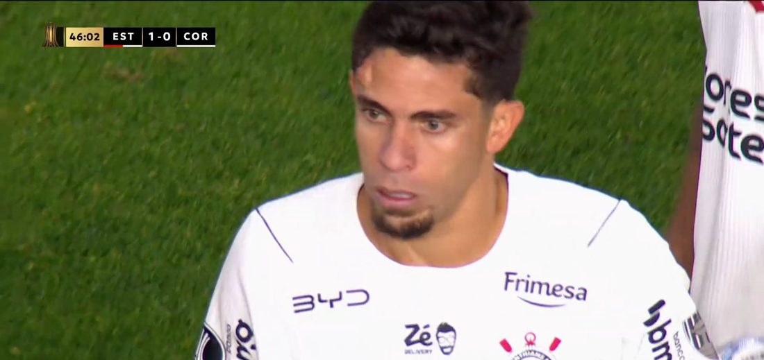 Gabriel Paulista leva cotovelada de Carrillo e sai com grande galo na testa contra Estudiantes