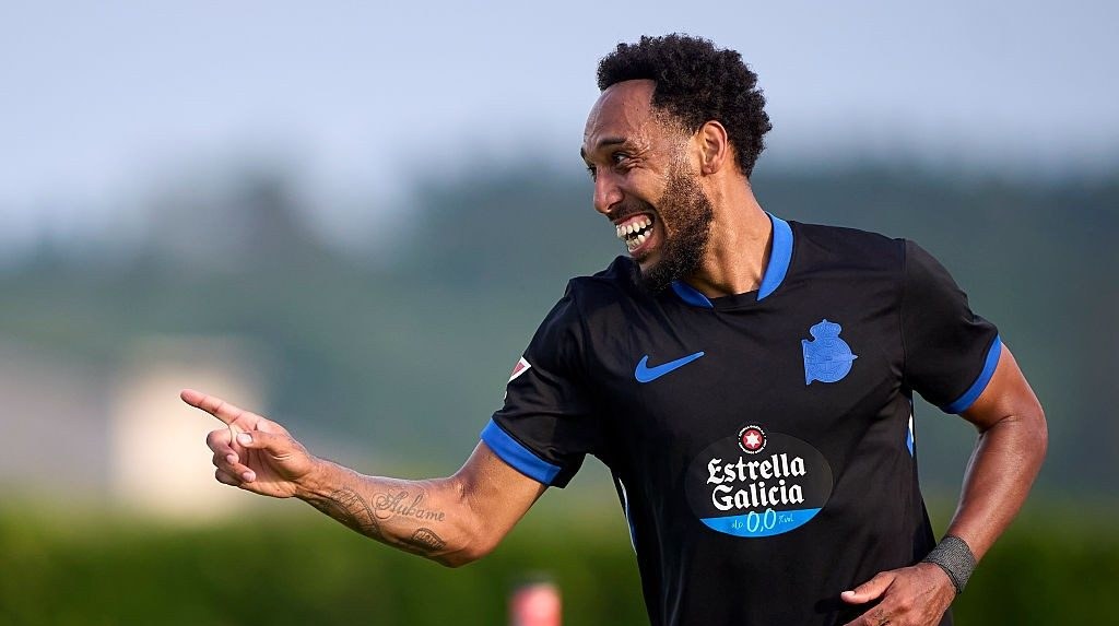 Aubameyang recebe cirurgia no joelho direito após goleiro no Deportivo La Coruña