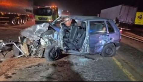 Colisão frontal entre Fiat Uno e carreta Scania deixa ferido na BR-070, km 522, em Várzea Grande